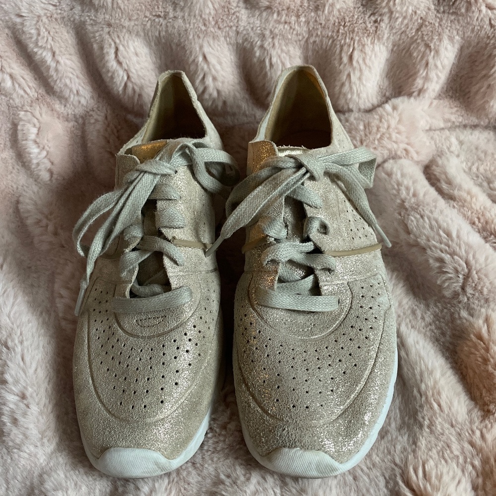 Ugg gold runners